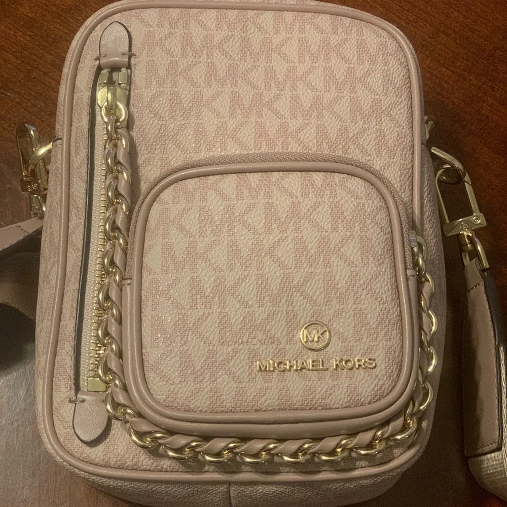 Michael Kors Elliot Small Logo Crossbody Bag in the color Ballet - Picture 6 of 7